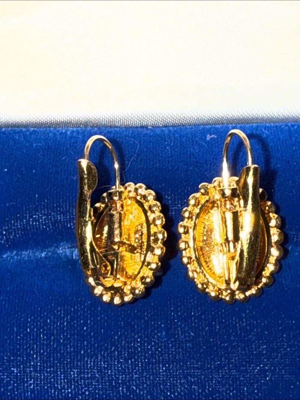 😍Vintage Monet Gold-Tone Oval Drop Earrings - Elegant Beaded Like Edge
